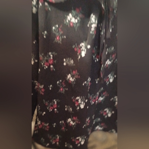 Long sleeved Navy flowered blouse with neck ruffle and small opening with a bow - Picture 4 of 5